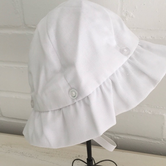 old -style classic white baby girl bonnets, sun hats, pool hats, beach hats - Picture 3 of 9